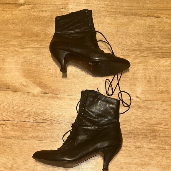 Poppies Shoes - Vtg Vintage POPPIES 90's Goth Victorian Granny Pointed Black Leather Boots sz 9